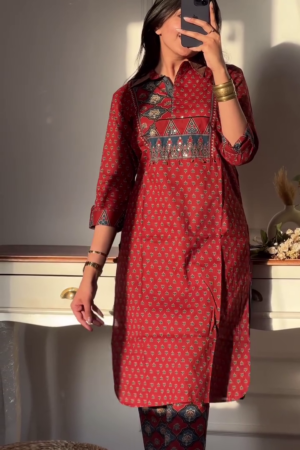 Women Floral Printed Keyhole Neck Cotton Straight Kurta with Bottom
